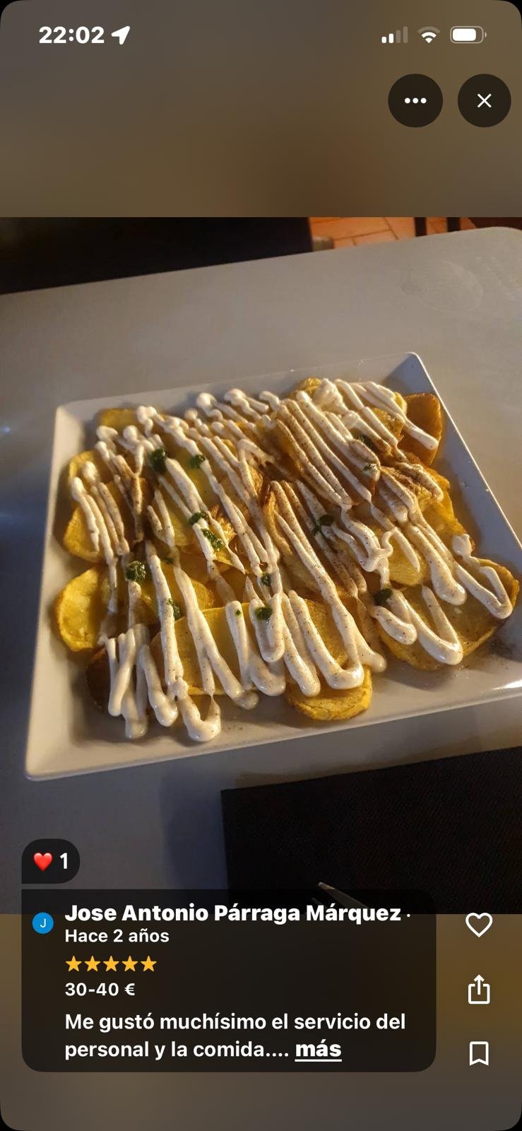Bravas de la casa: chips de patata casera con ali oli y perejil